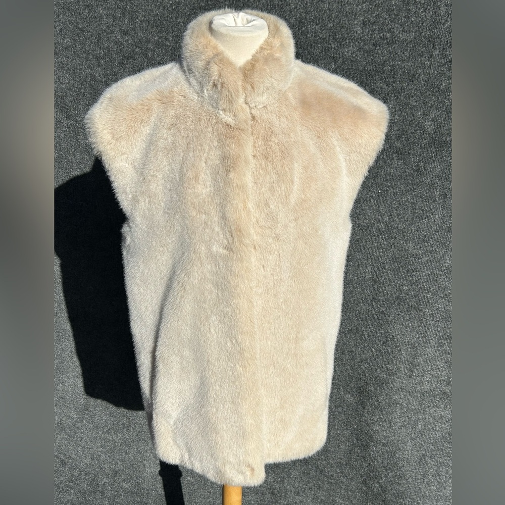 Vintage DASCO Elegant Ivory Cream Faux Fur Vest with Pockets